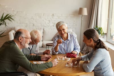 How Single Seniors Flourish in Retirement Communities